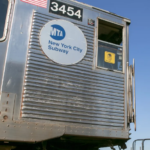 Empleada de MTA es rociado con gas pimienta tras despertar a una mujer en uno de los vagones del metro de El Bronx
