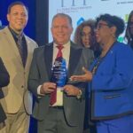 Asambleísta Álvarez reintroduce resolución para proclamar el “Día del Bodeguero” en NY; su presidente fue reconocido