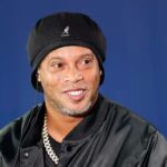 De las canchas a la música: Ronaldinho sorprende con “Camisa 10”