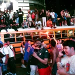 Fanáticos de los Knicks desatan el caos y queman un autobús escolar en Times Square