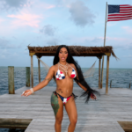 Cardi B presume su orgullo dominicano con un bikini inspirado en la bandera nacional