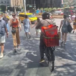 Aceras bajo asedio: activistas y peatones reclaman que NYC perdió el control ante las bicicletas y scooters eléctricos