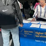 El sueño universitario de miles de familias migrantes de Nueva York está amenazado por una demanda federal