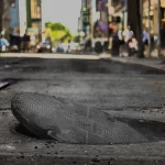 NYPD investiga a tres hombres captados saliendo de una alcantarilla cerca de Penn Station