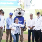 Leah Francis Campos, embajadora de Estados Unidos, realiza el lanzamiento de honor