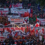 Miles de personas marchan en Barcelona por la vivienda